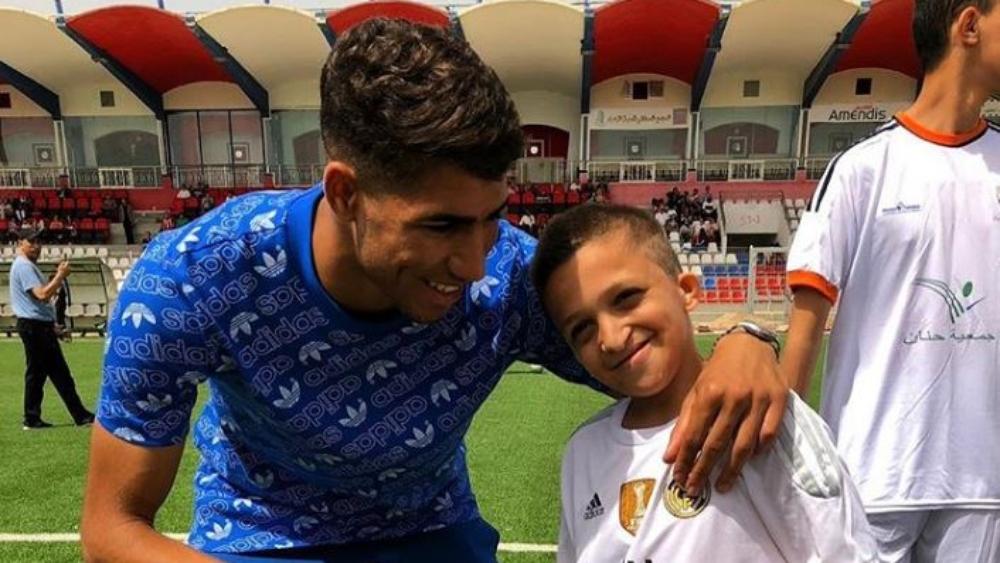 أشرف حكيمي يُشرف على معسكر تدريبي للصغار في تطوان