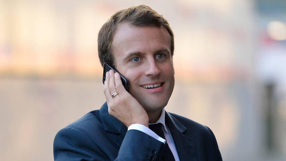 الصبي المغرم بسيارة ماكرون يرافقه في لقاء بلجيكا