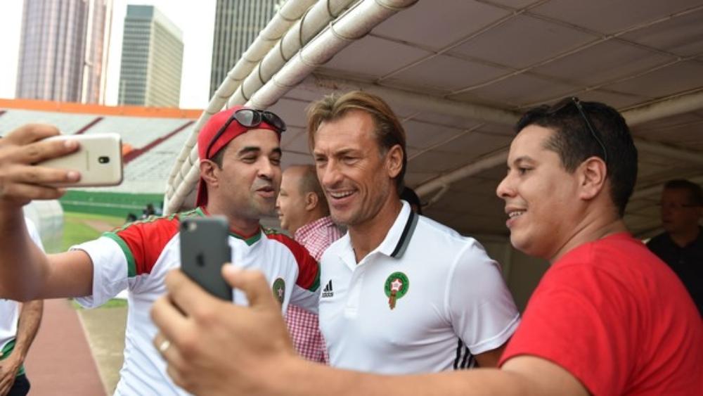 خاص/ تهافت المناصرين على التقاط صور "للذكرى" مع رونار فور عودته أمس الخميس من "عطلته"