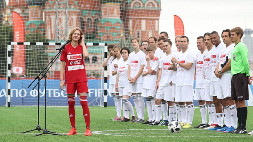 تكليف عارضة أزياء بحمل كأس العالم في حقيبة “لوي فيتون”