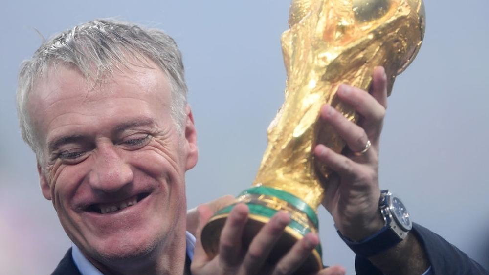 فرنسا تُكرم مدربها ديشامب على طريقتها الخاصة