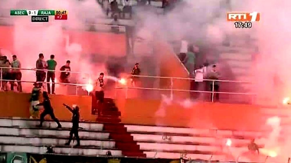 أنصار الرجاء يقتحمون الملعب "هربا من الشرطة" و اللاعبون تدخلوا لحمايتهم