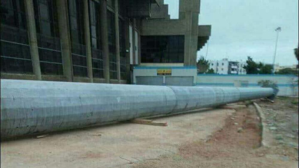 بالصور/ إزالة أعمدة الإنارة من داخل مُركب محمد الخامس