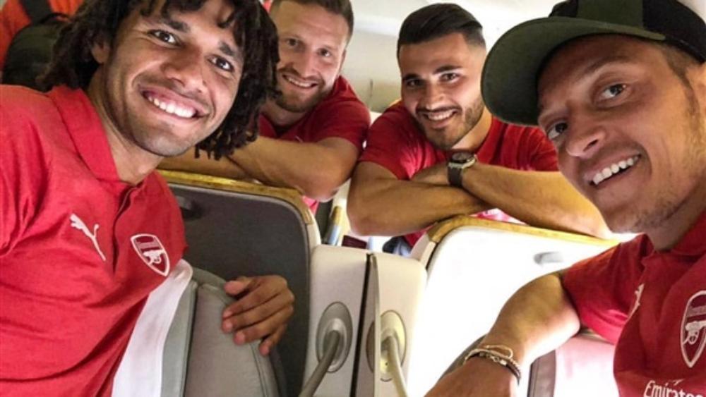 أرسنال يصل سنغافورة، وأوزيل يخطف الأنظار