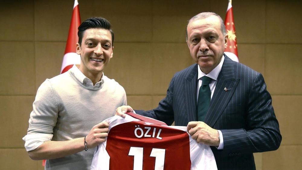 أردوغان اتصل بأوزيل ويحيي انسحابه من المنتخب الألماني