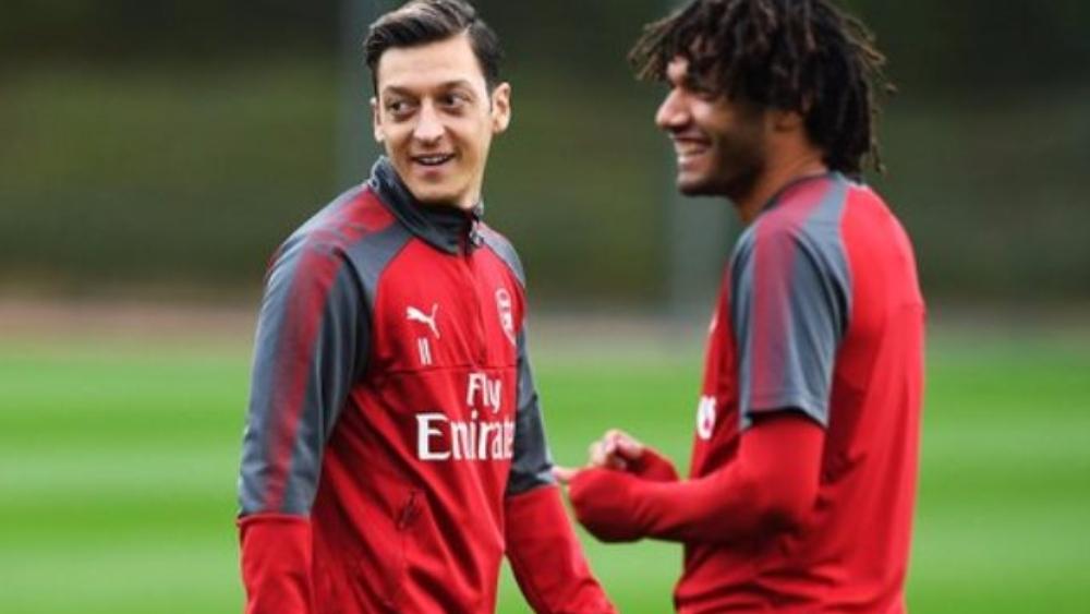 أوزيل ينضم لتدريبات آرسنال وسط مساندة من الفريق