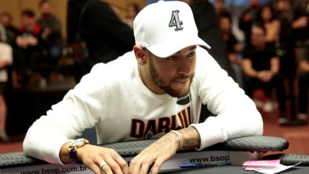 نيمار يظهر مهاراته الرائعة في لعبة البوكر