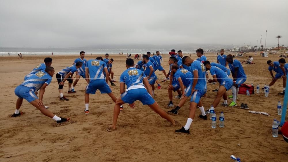 الكوكب المراكشي يتدرب على شاطىء أكادير‎ بحضور جميع اللاعبين
