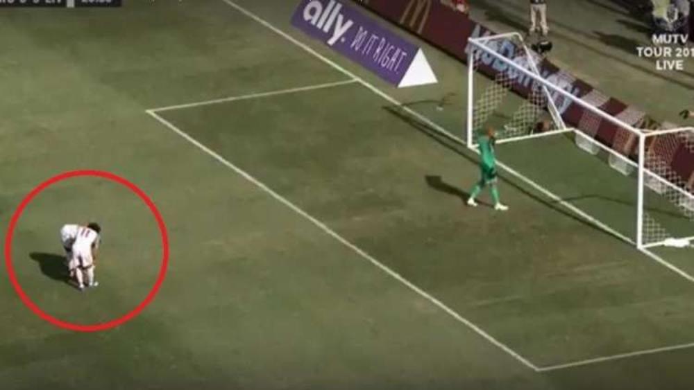 فيديو | ركلة جزاء تُثير خلافاً بين صلاح وماني!