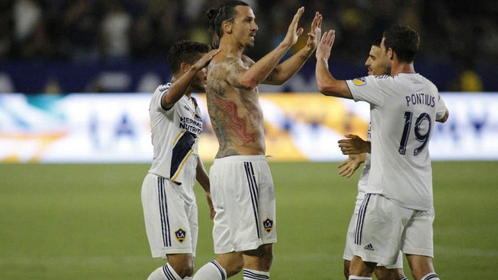 فيديو | إبراهيموفيتش يُسجل "أول هاتريك" له بالدوري الأمريكي