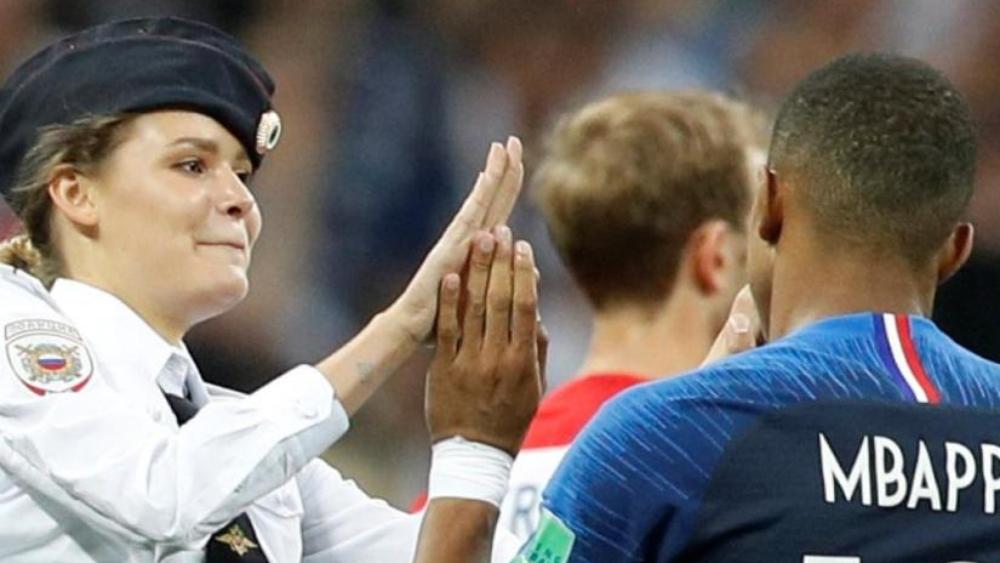 تهمة جديدة تطارد مقتحمي نهائي كأس العالم