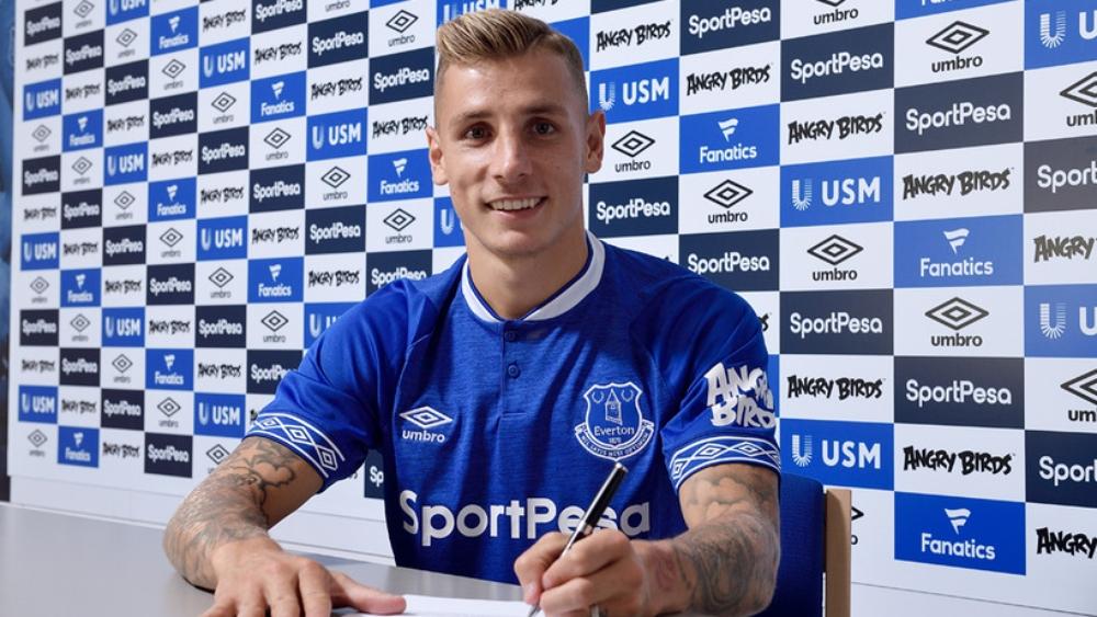 رسميا: ظهير برشلونة ينتقل إلى إيفرتون