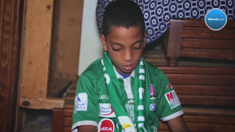 "البطولة" تزُور الطِفل الرجاوي الذي كسب تعاطُف الأنصار و تكشِف وعود عصام الراقي له