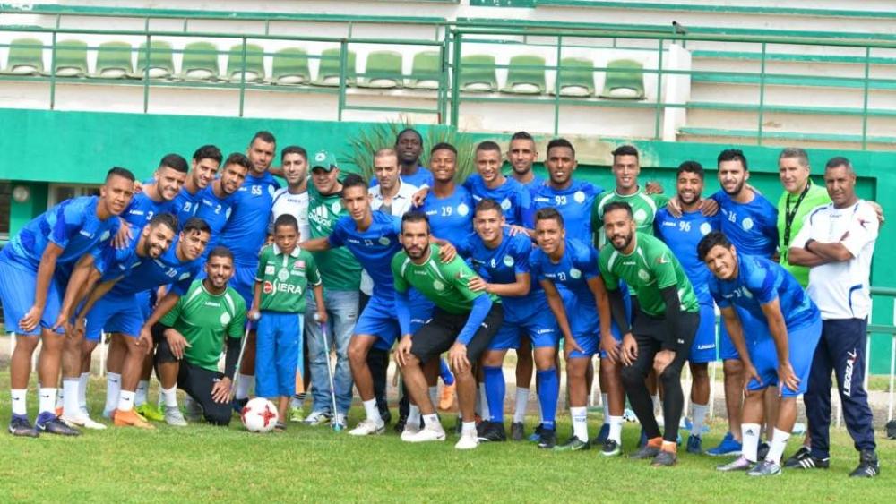 الطفل عبد الصمد جديل يزور تداريب فريق الرجاء و يلتقط صورا تذكارية مع اللاعبين