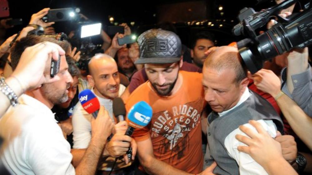 رسمياً: هيغواين إلى ميلان ويوفنتوس يستعيد بونوتشي