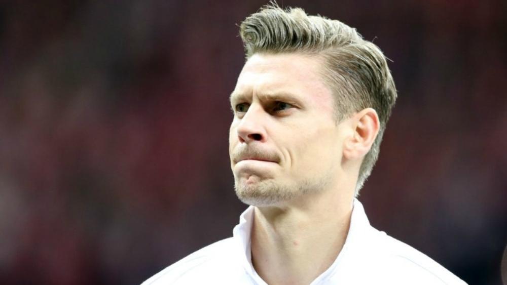 منافس حكيمي في دورتموند يقرر الاعتزال دولياً