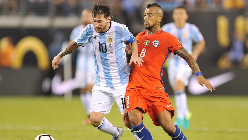 فيدال قبل شهريْن: "لا أهاب ميسي .. وهزمْتُه مِراراً"