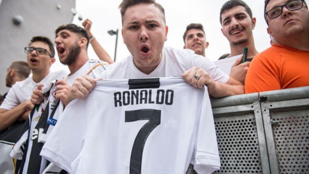 قُمصان رونالدو نفدَتْ من المتجر الرسمي لليوفي
