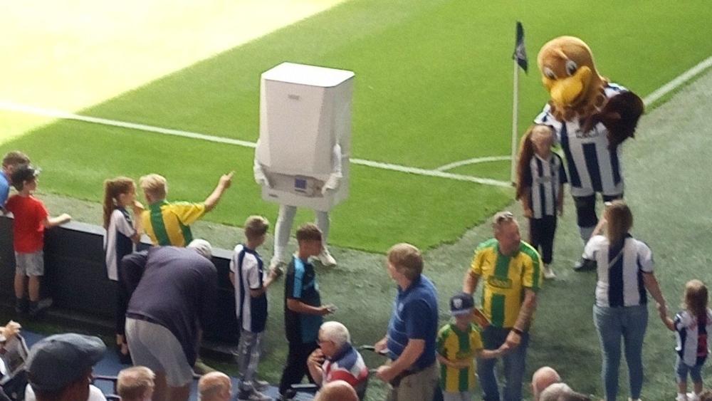 سخان مياه بعمر 112 عاماً يُثير السخرية بملاعب إنجلترا