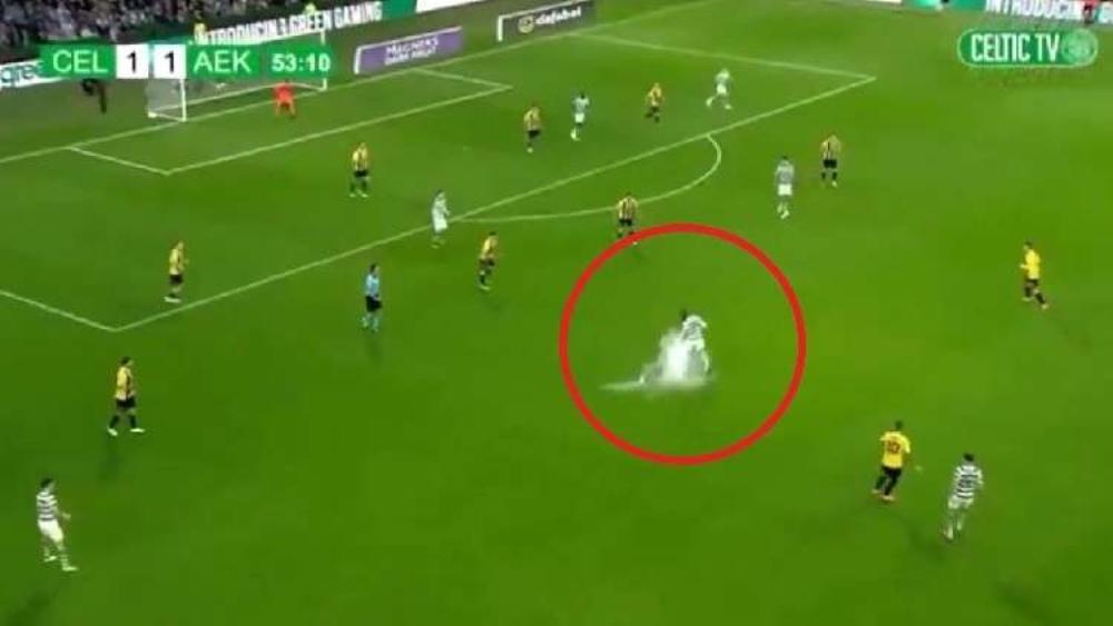 بالفيديو | انفجار عبوة "سبراي" في لاعب سلتيك خلال مواجهة آيك أثينا