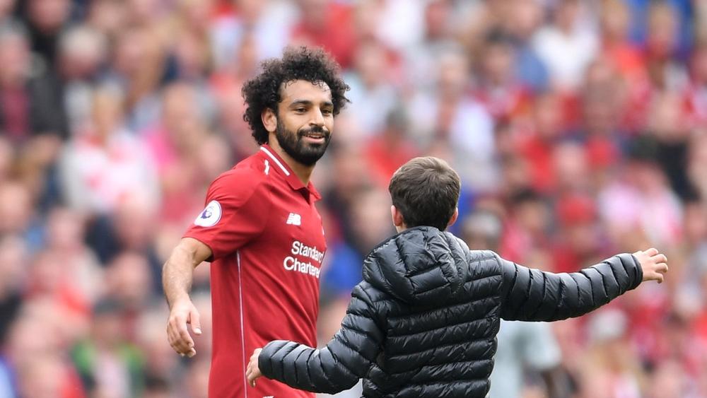 صلاح يخطف الأنظار بتواضعه مع الطفل الذي دخل الملعب