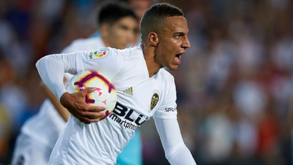 مهاجم فالنسيا يرد على اهتمام ريال مدريد