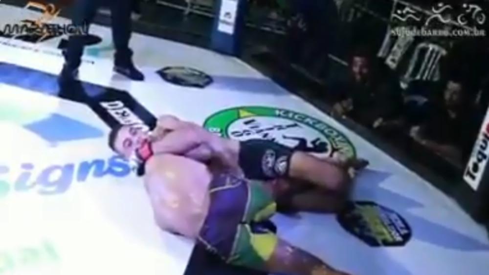 بالفيديو | حكم يرفض إيقاف نزال أثناء اختناق مقاتل