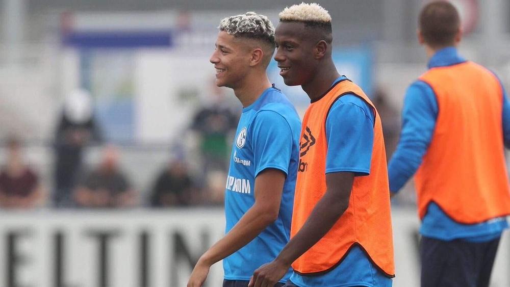 حاريت أساسي ومنديل غير مُستدعى للقاء فولفسبورغ