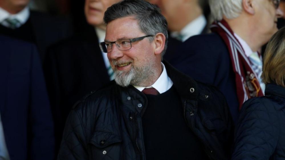 مدرب هارتس الاسكتلندي يُنقل للمستشفى