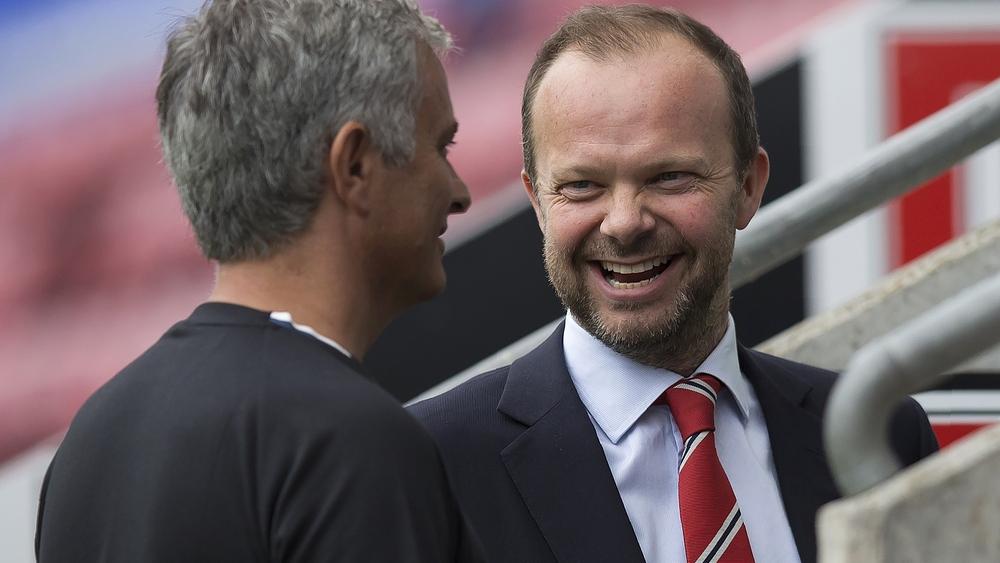 جماهير اليونايتد تستأجر طائرة والهجوم لم يشمل مورينيو