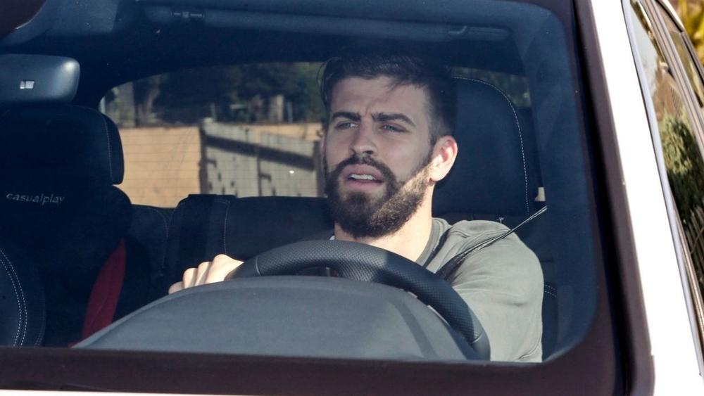 المرور الإسباني يقرر حرمان بيكيه من القيادة