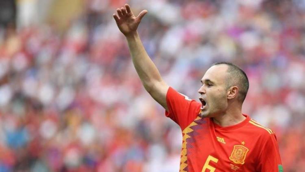 إعصار ياباني يُحاصر إنييستا وعائلته!