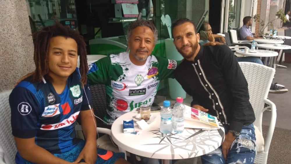 زكرياء حدراف يُهدي رضى الرياحي قمِيص الرجاء الرياضي