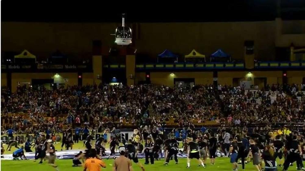 فريق يمطر ملعبه بآلاف الدولارات لتحفيز جماهيره على الحضور!