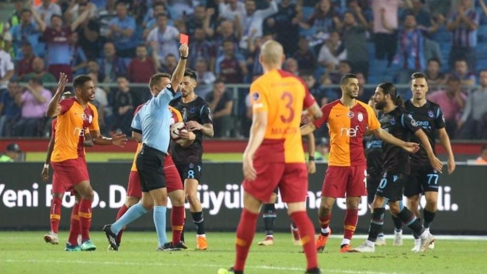 بلهندة يُقدِّم اعتذاره لمدربه في غلطة سراي