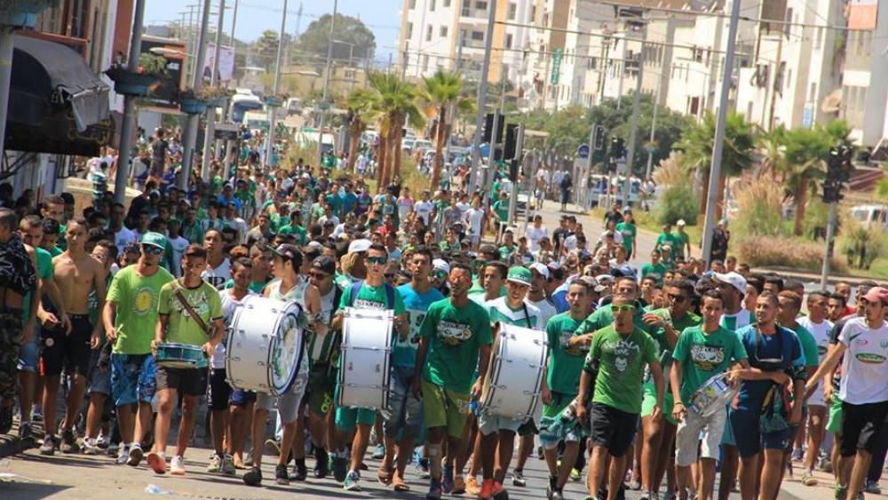 الرجاويُون يُرحبون بجماهير "حلالة" و القنِيطريون يردون "خاوة خاوة"