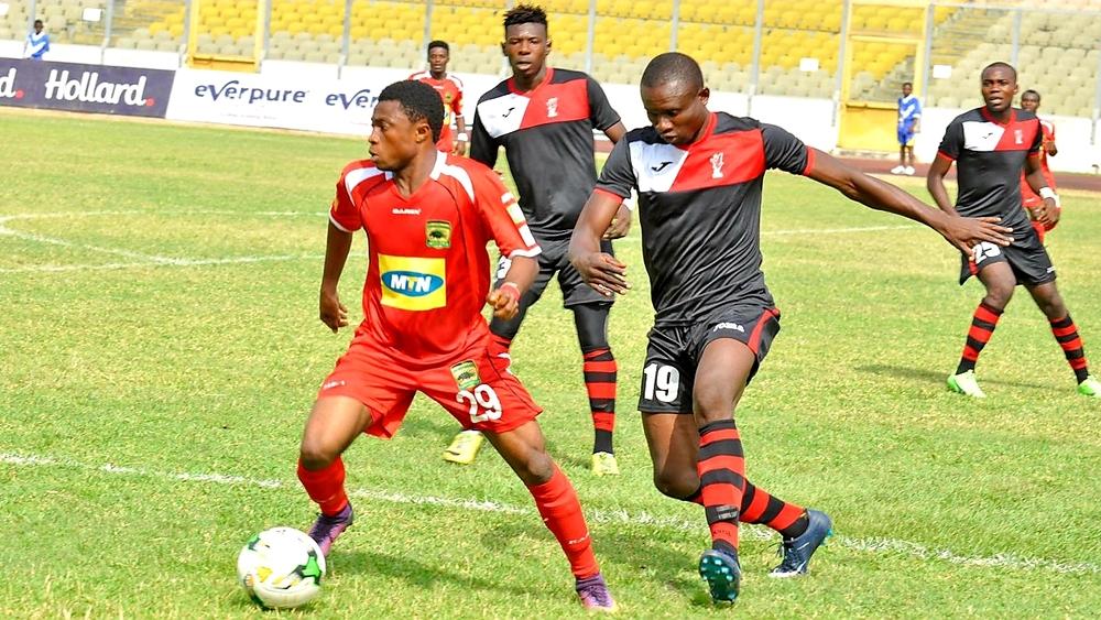 خصم الرجاء بـ"الكونفدرالية" يسقط محلياً قبل موقعة الأحد