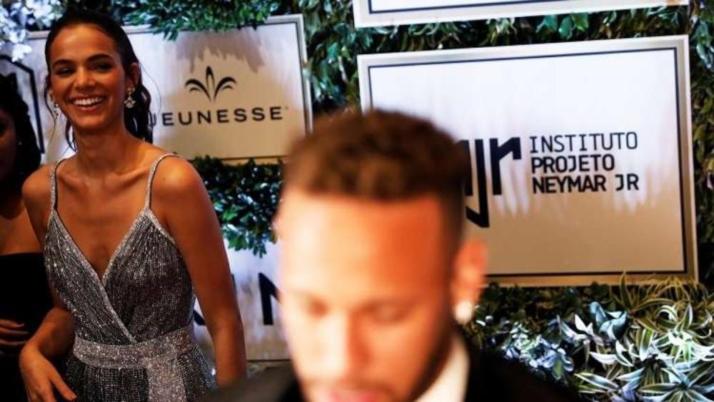 صديقة نيمار تصدمه في مكالمة فيديو!