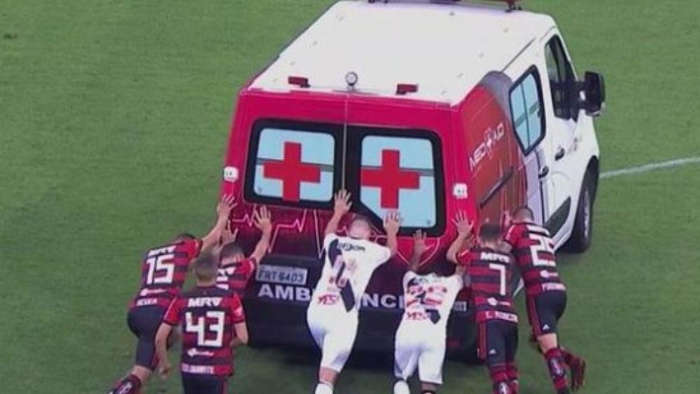 لاعبون ينقذون سيارة إسعاف في مباراة بالدوري البرازيلي