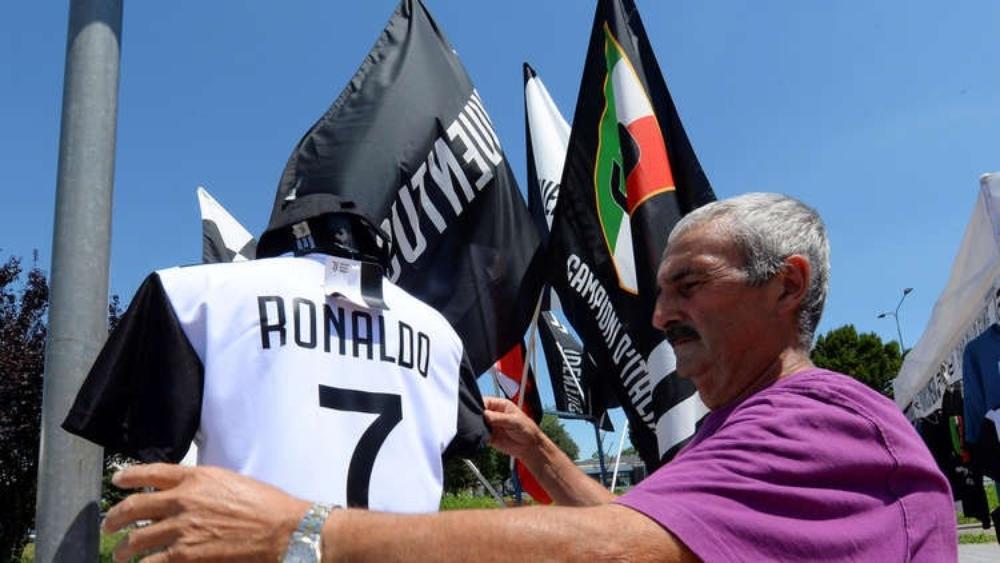 قميص رونالدو يُحقق مبيعات قياسية لـ"السيدة العجوز"