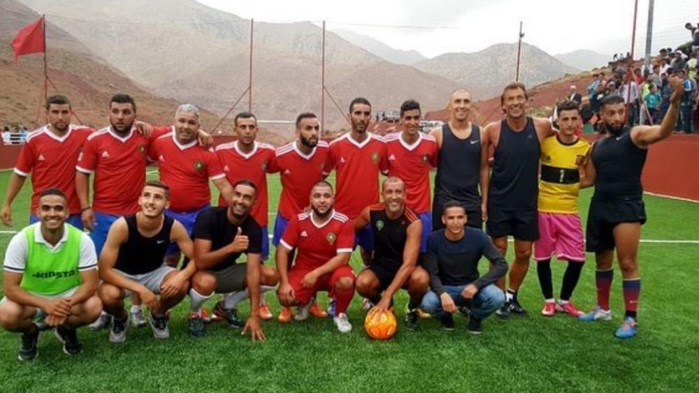 مواطن ينشئ ملعبا في "مسقط رأسه"..ورونار وحجي يشاركان في "افتتاحيته"