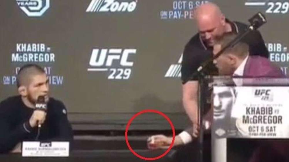 مقاتل مسلم يرفض عرضاً مستفزاً من منافسه لـ شرب "الويسكي"!