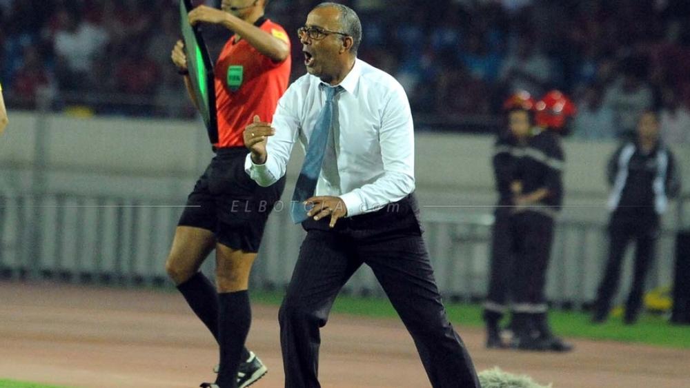 وداديون..يرمون السكتيوي بالقنينات ويحملونه مسؤولية الإقصاء