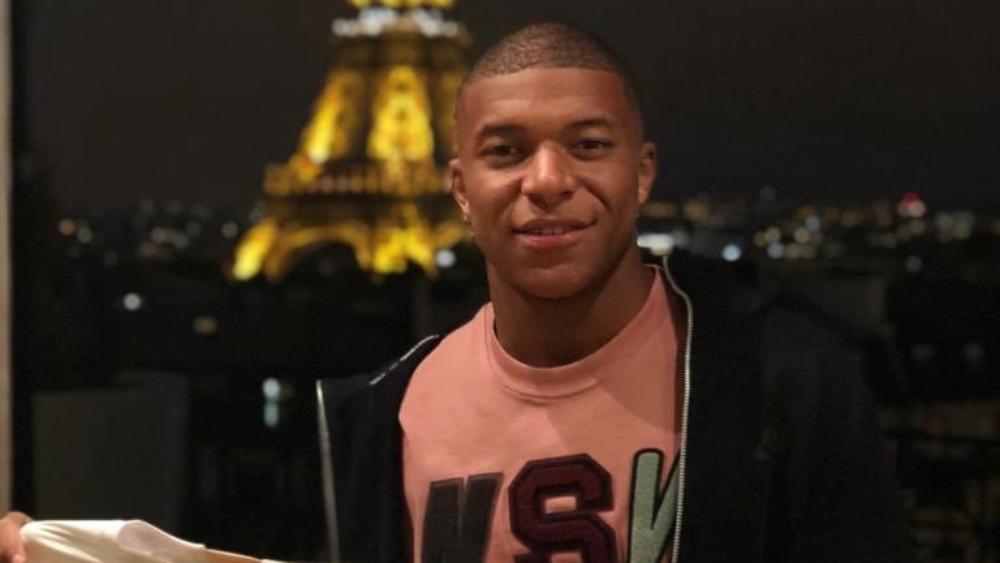 مبابي يتلقى هدية قيمة من  "الجوهرة" بيليه