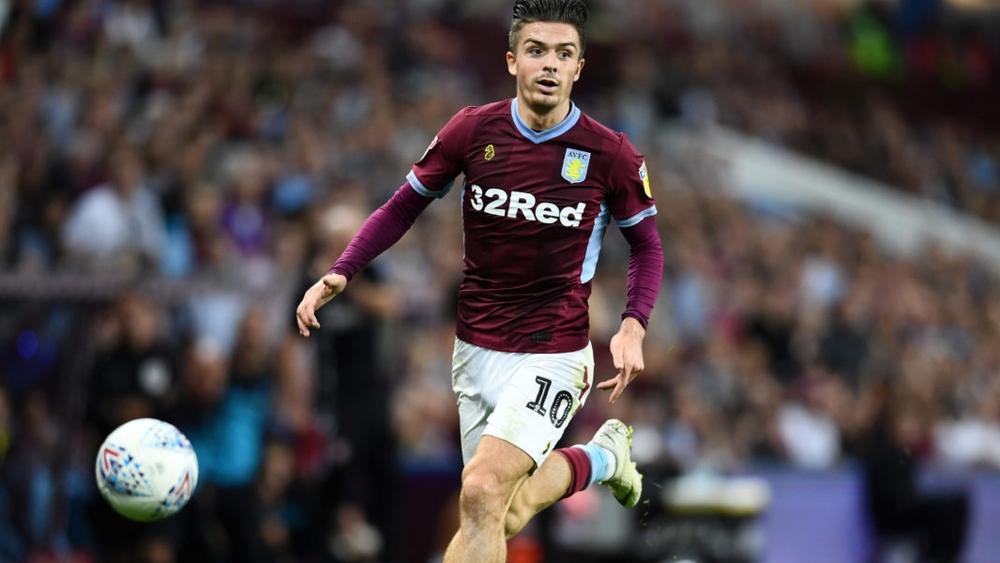 أستون فيلا يجدد عقد أبرز نجومه حتى 2023