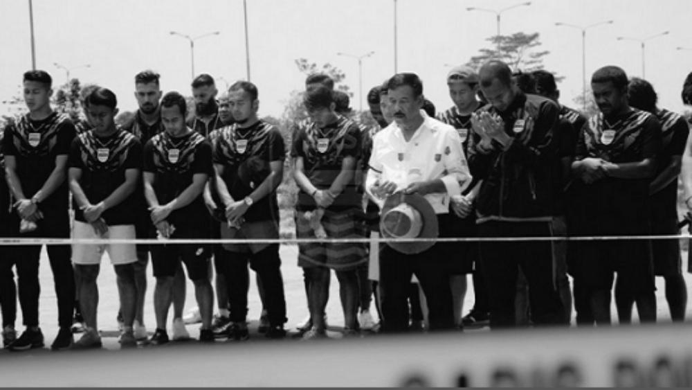 بالفيديو | مقتل مشجع بطريقة بشعة في إندونيسيا