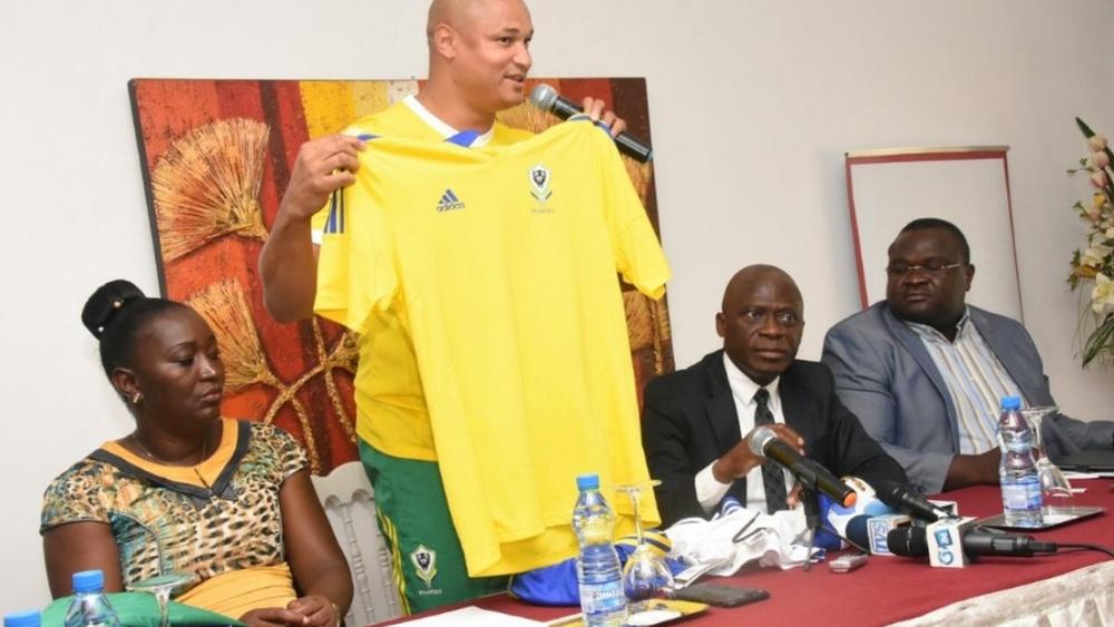 نجم هال سيتي السابق مدرباً لـ الجابون بعد رفض والد أوباميانج