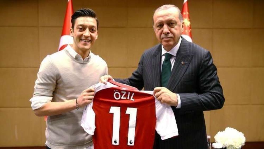 أردوغان: "عنصرية الألمان دفعت أوزيل للاعتزال"