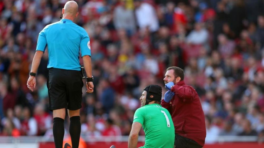 الإصابة تبعد حارس أرسنال تشيك حتى ثلاثة أسابيع