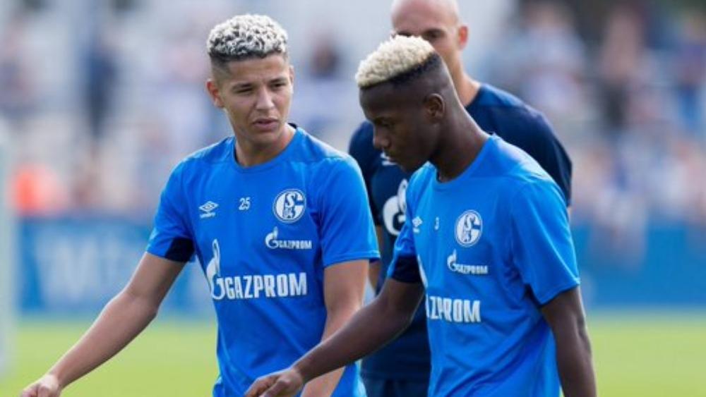 مدرب شالكه يُدلي بشهادته حول أداء منديل وحاريت